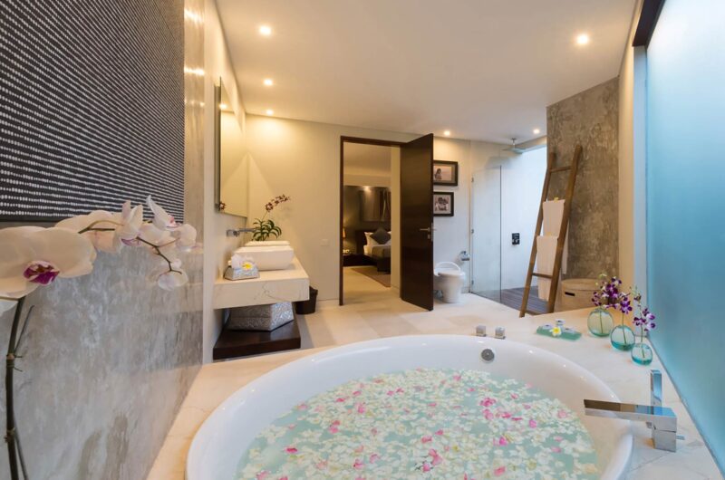 Four Bedrooom The Layar Flower Petal Bath